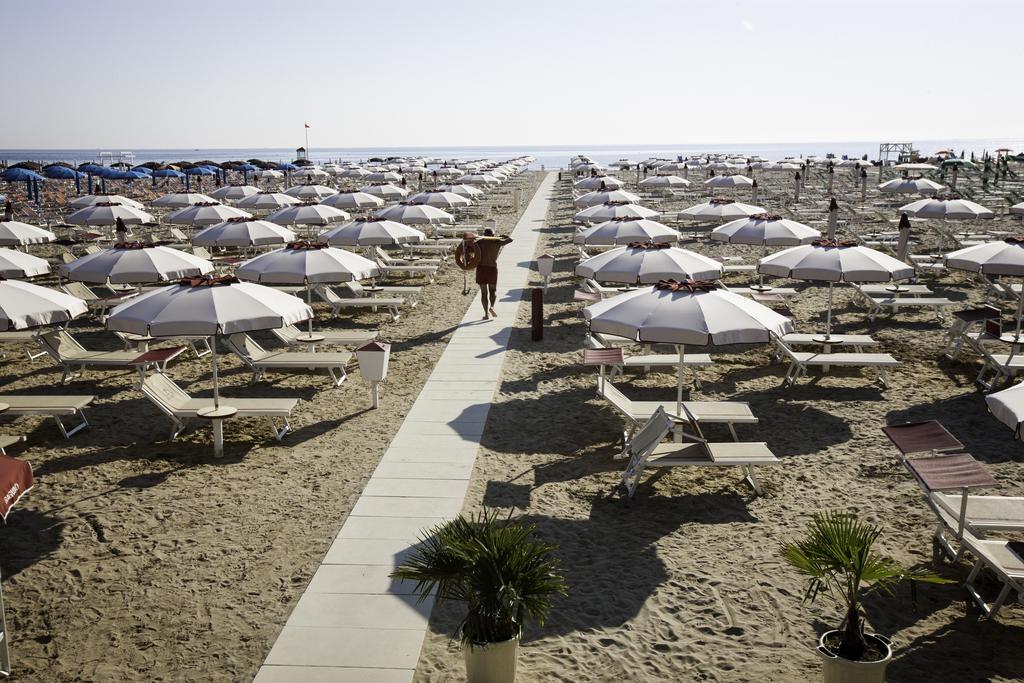 Residence Fellini Rimini Esterno foto