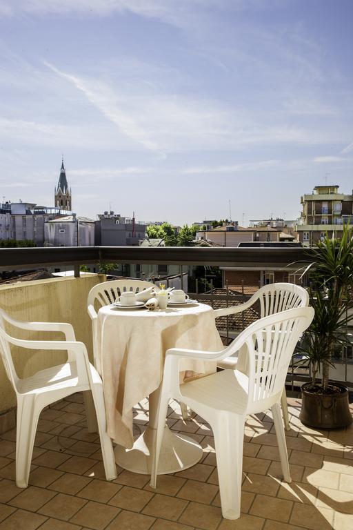 Residence Fellini Rimini Esterno foto
