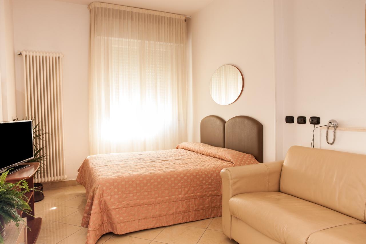 Residence Fellini Rimini Esterno foto