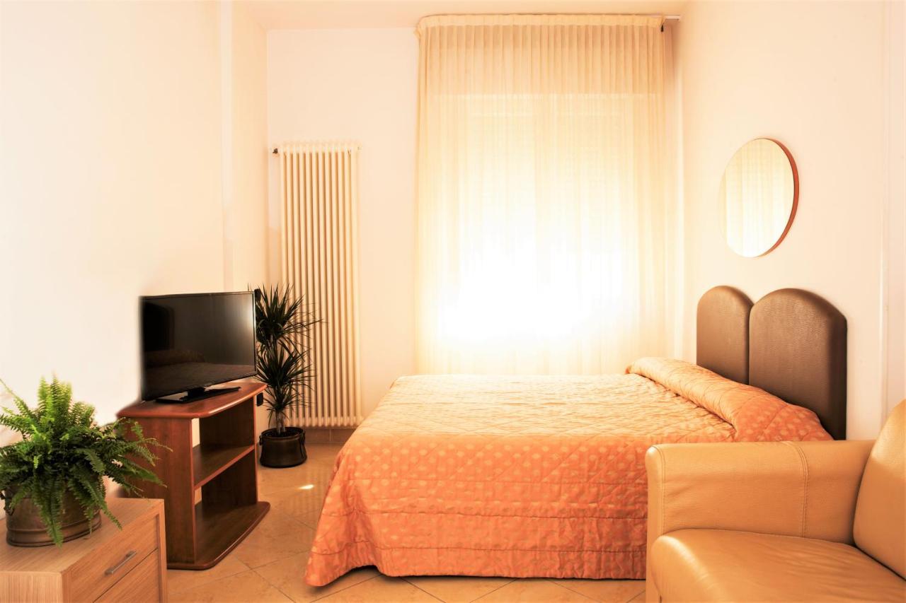 Residence Fellini Rimini Esterno foto