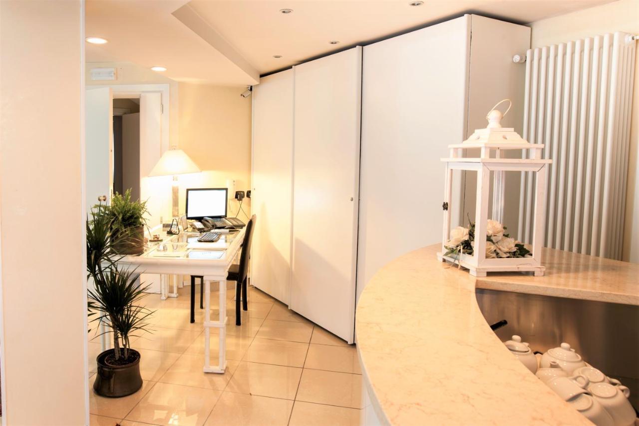 Residence Fellini Rimini Esterno foto