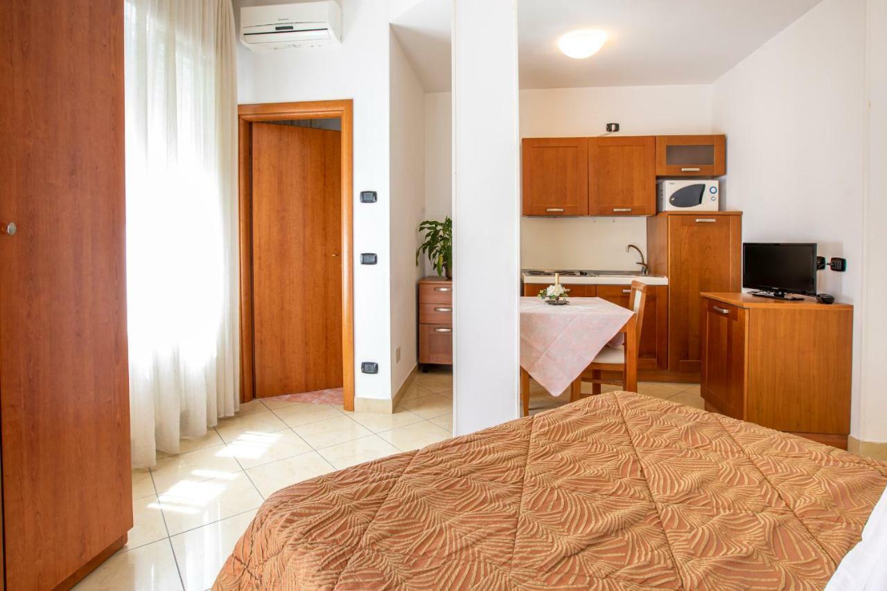 Residence Fellini Rimini Esterno foto